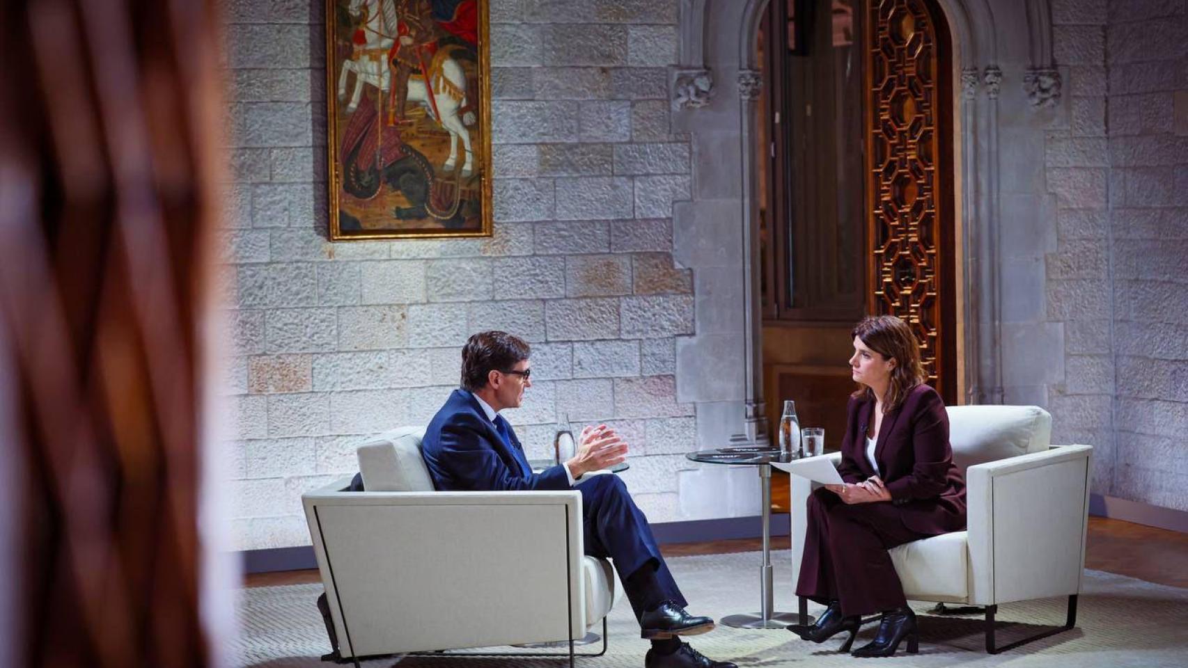 El 'president' de la Generalitat, Salvador Illa, entrevistado por la periodista de TV3 Ariadna Oltra