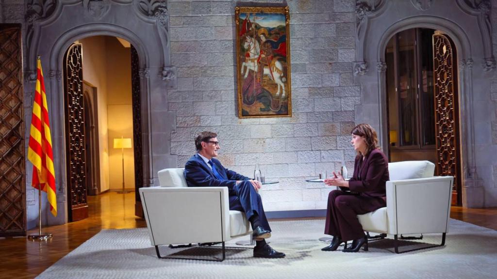 El 'president' de la Generalitat, Salvador Illa, entrevistado por la periodista de TV3 Ariadna Oltra