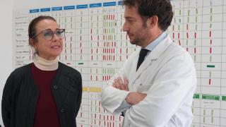 Cristina conversando con el Dr Gonzalo Sapisochin