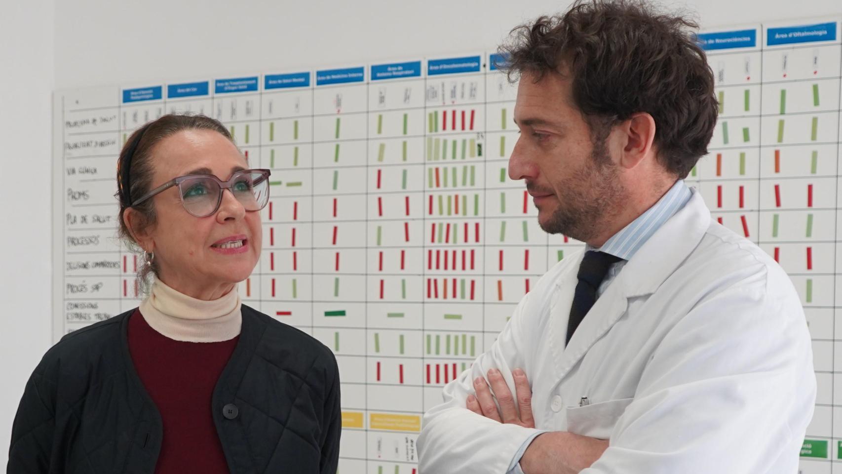 Cristina, conversando con el doctor Gonzalo Sapisochin