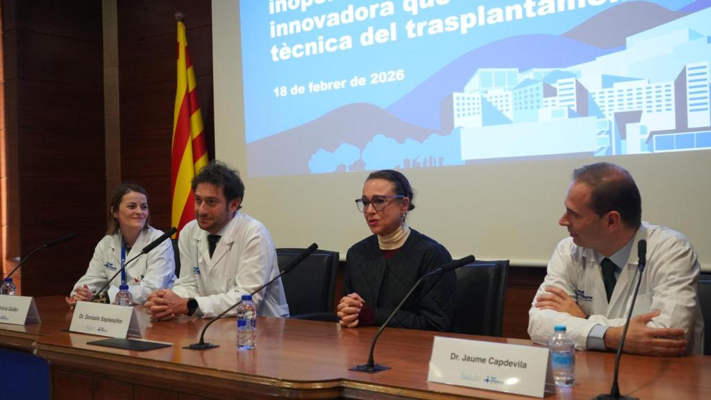 De izquierda a derecha: la Dra Patrícia Galan, Dr Gonzalo Sapisochin, la paciente Cristina y el Dr Jaume Capdevila