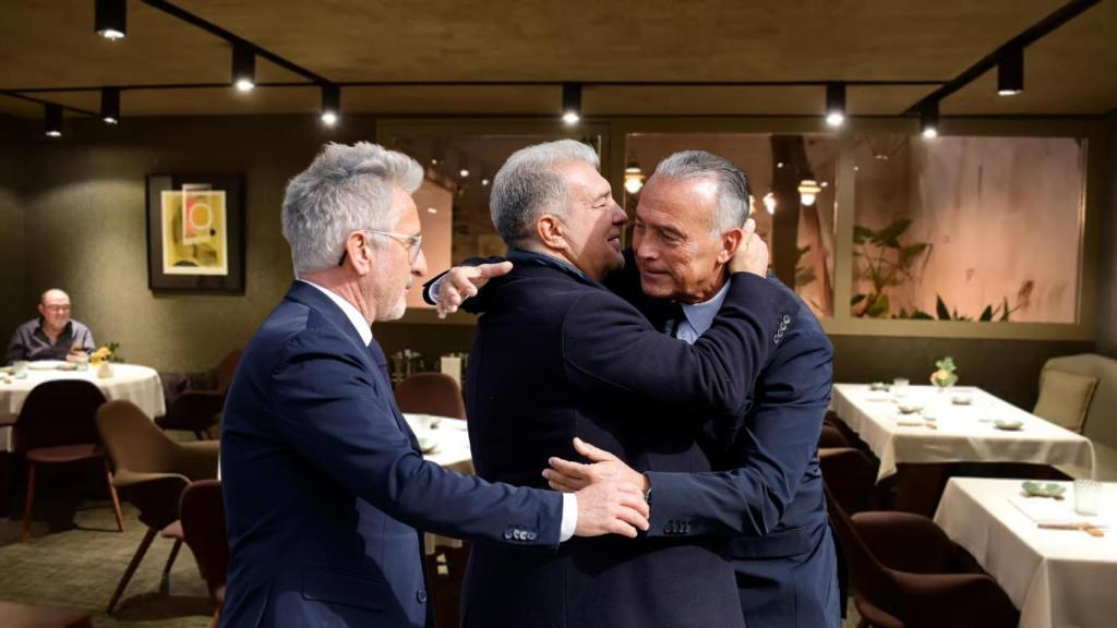 Xavi Puig, Joan Laporta y Rafa Yuste, en un fotomontaje con el Restaurant Coure de fondo