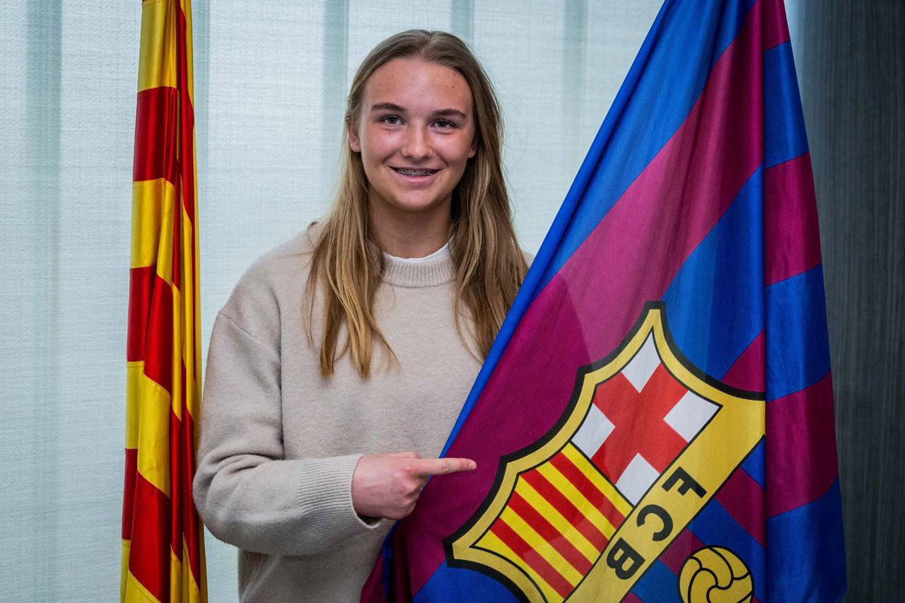 Nikoline Nielsen posa amb l'escut del Barça