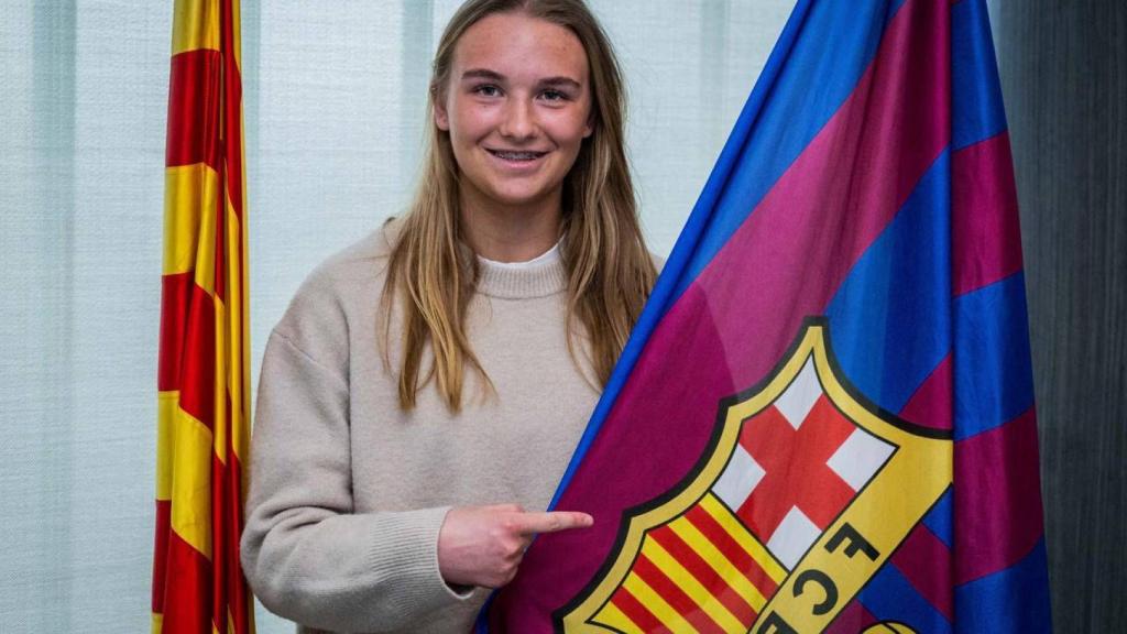 Nikoline Nielsen posa amb l'escut del Barça