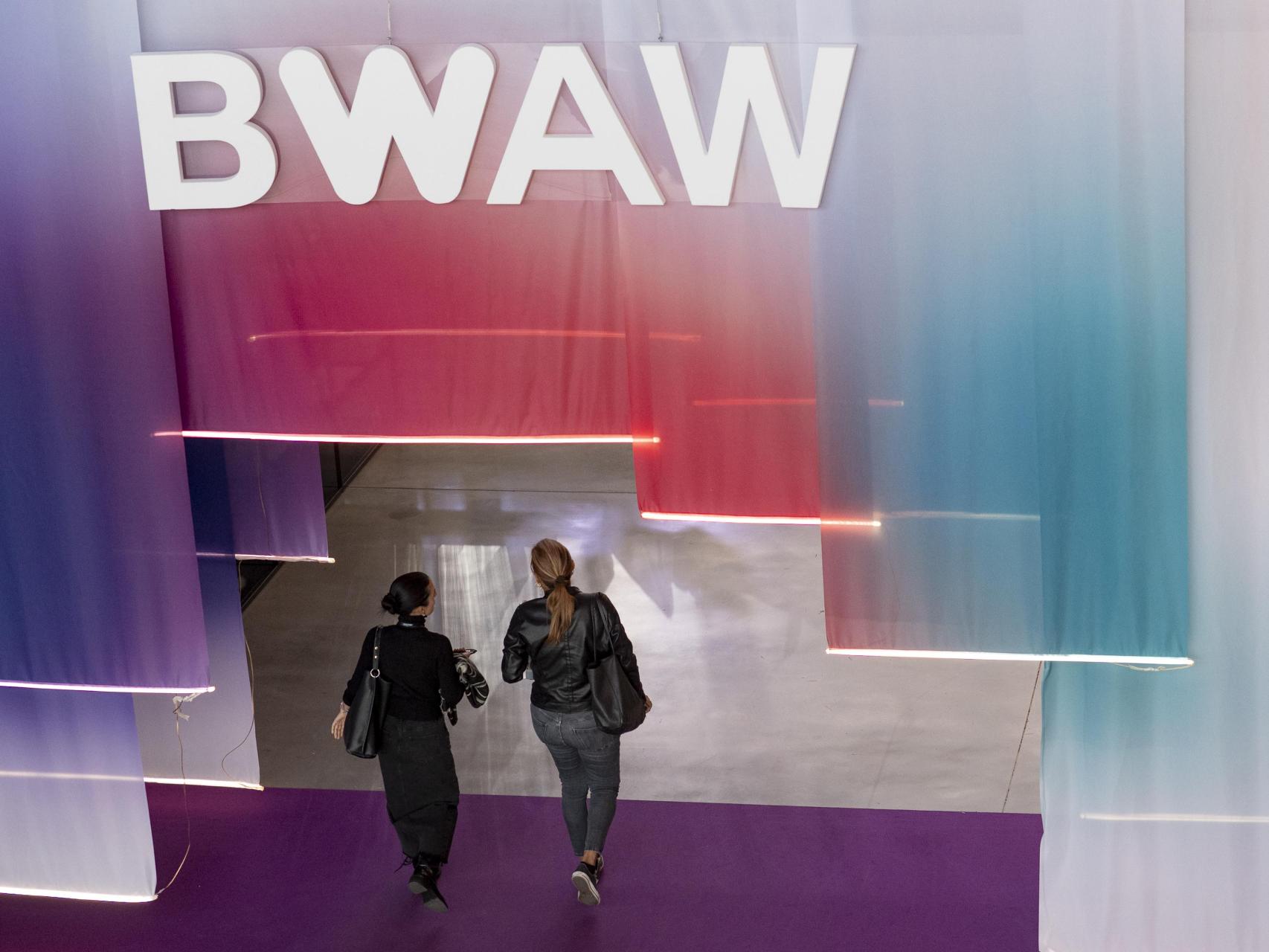 Dos mujeres entren en la BWAW, organizada por el CZFB como un espacio concebido para impulsar el liderazgo femenino