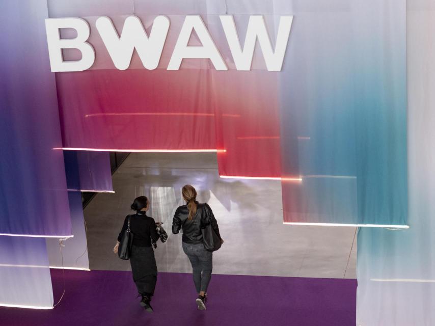 Dos mujeres entren en la BWAW, organizada por el CZFB como un espacio concebido para impulsar el liderazgo femenino