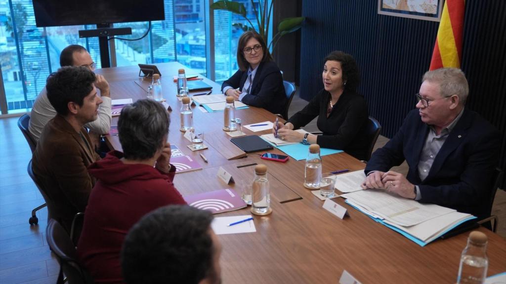 Una de las reuniones entre los Comuns, con David Cid a la cabeza, y la Generalitat, representada por la 'consellera' Alícia Romero
