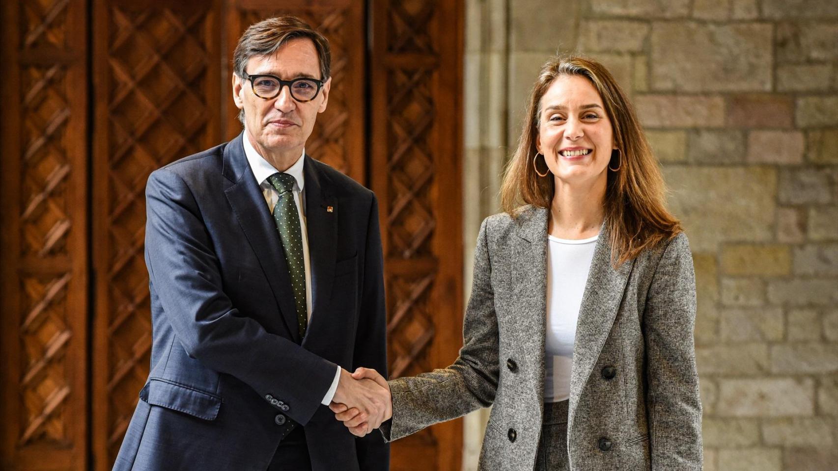El presidente de la Generalitat, Salvador Illa, y la presidenta de los Comuns en el Parlament, Jéssica Albiach, firman el acuerdo para los presupuestos catalanes, en el Palau de la Generalitat