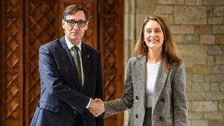 El presidente de la Generalitat, Salvador Illa, y la presidenta de los Comuns en el Parlament, Jéssica Albiach, firman el acuerdo para los presupuestos catalanes, en el Palau de la Generalitat