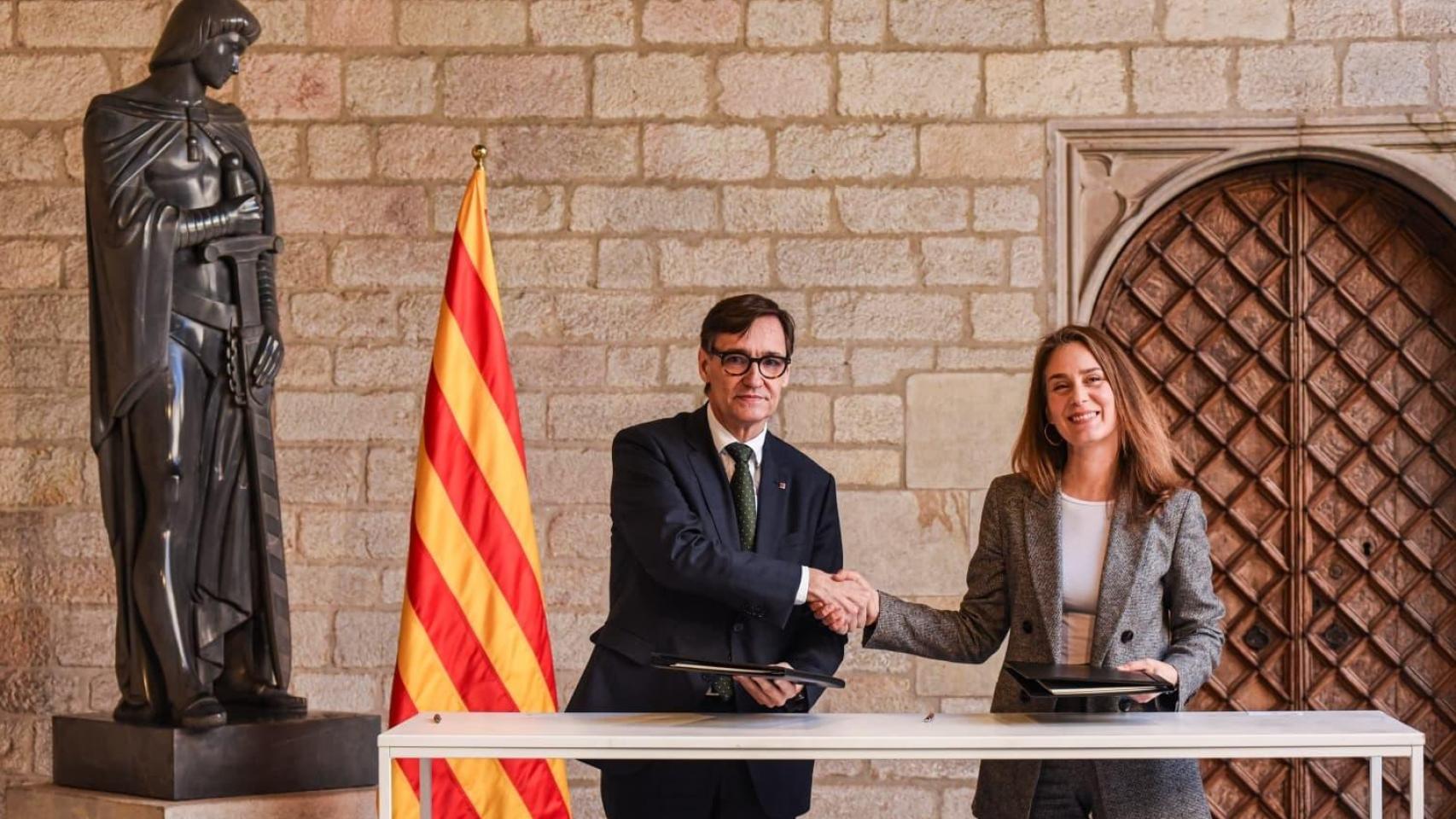 El presidente de la Generalitat, Salvador Illa, y la líder de Comuns en el Parlament, Jéssica Albiach, firman el acuerdo para los Pressupuestos