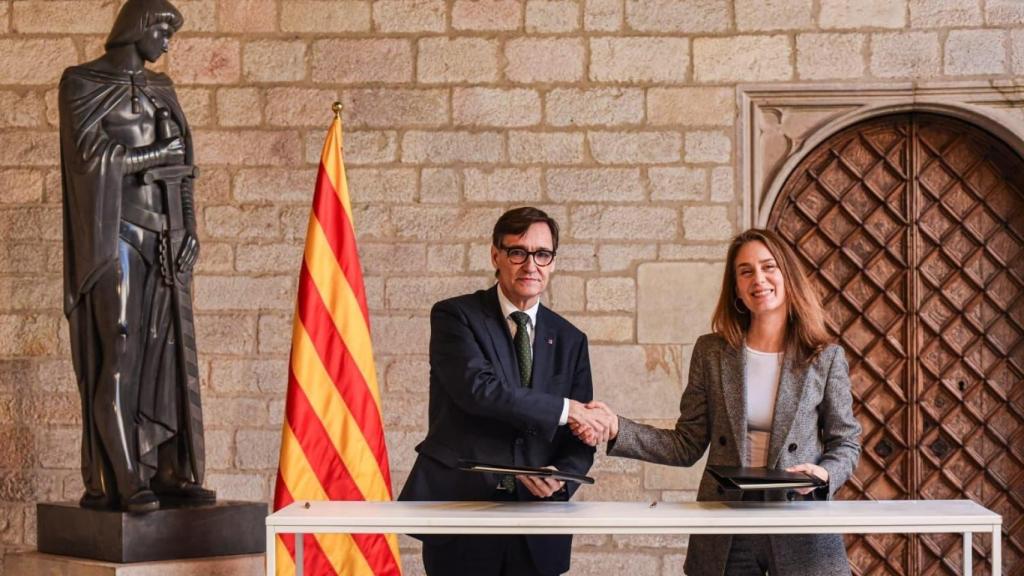 El presidente de la Generalitat, Salvador Illa, y la líder de Comuns en el Parlament, Jéssica Albiach, firman el acuerdo para los Pressupuestos