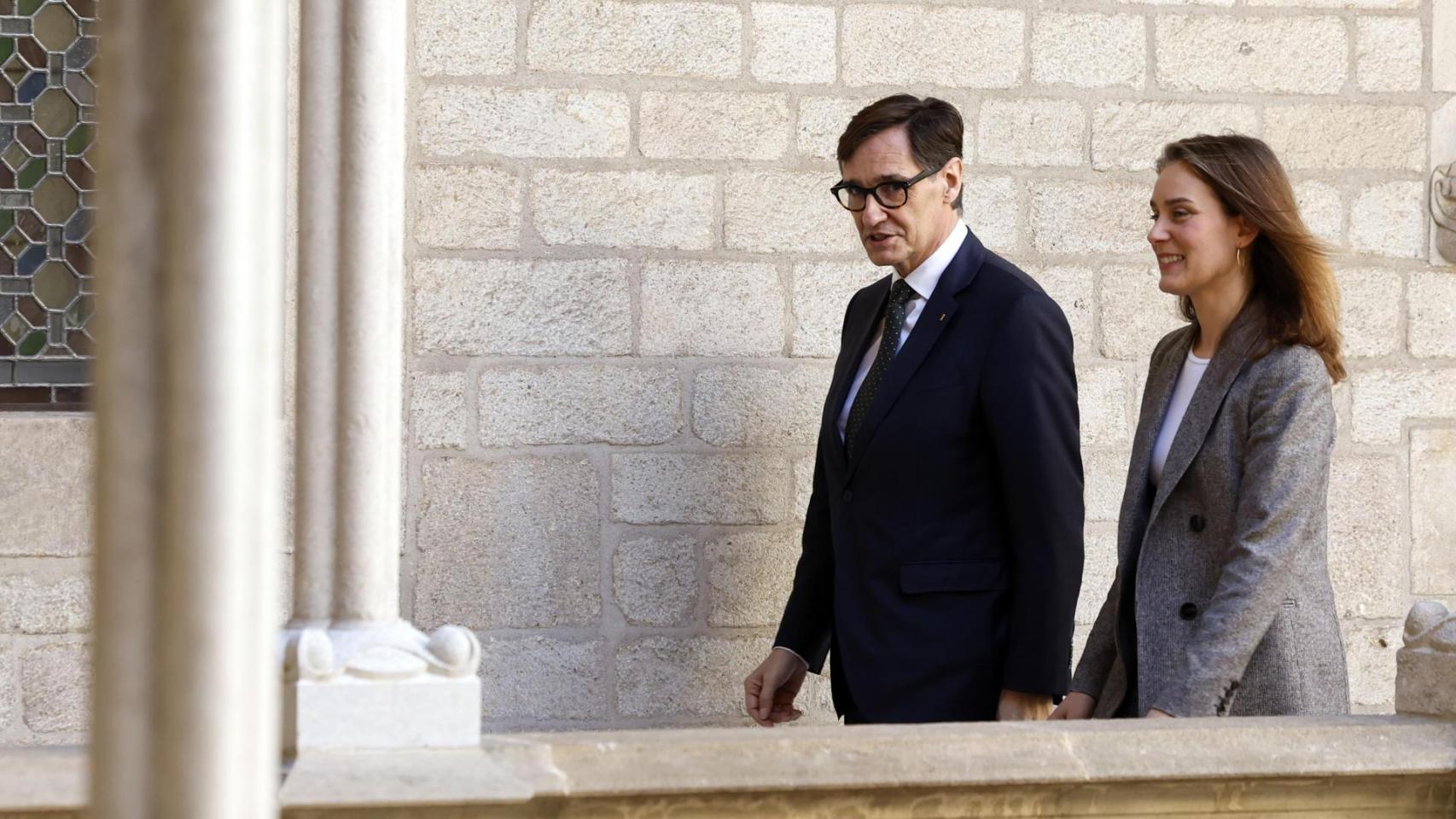 El 'president' Salvador Illa con Jéssica Albiach, líder de los Comuns, en la Galería Gótica del Palau de la Generalitat, en Barcelona a 19 de febrero de 2026