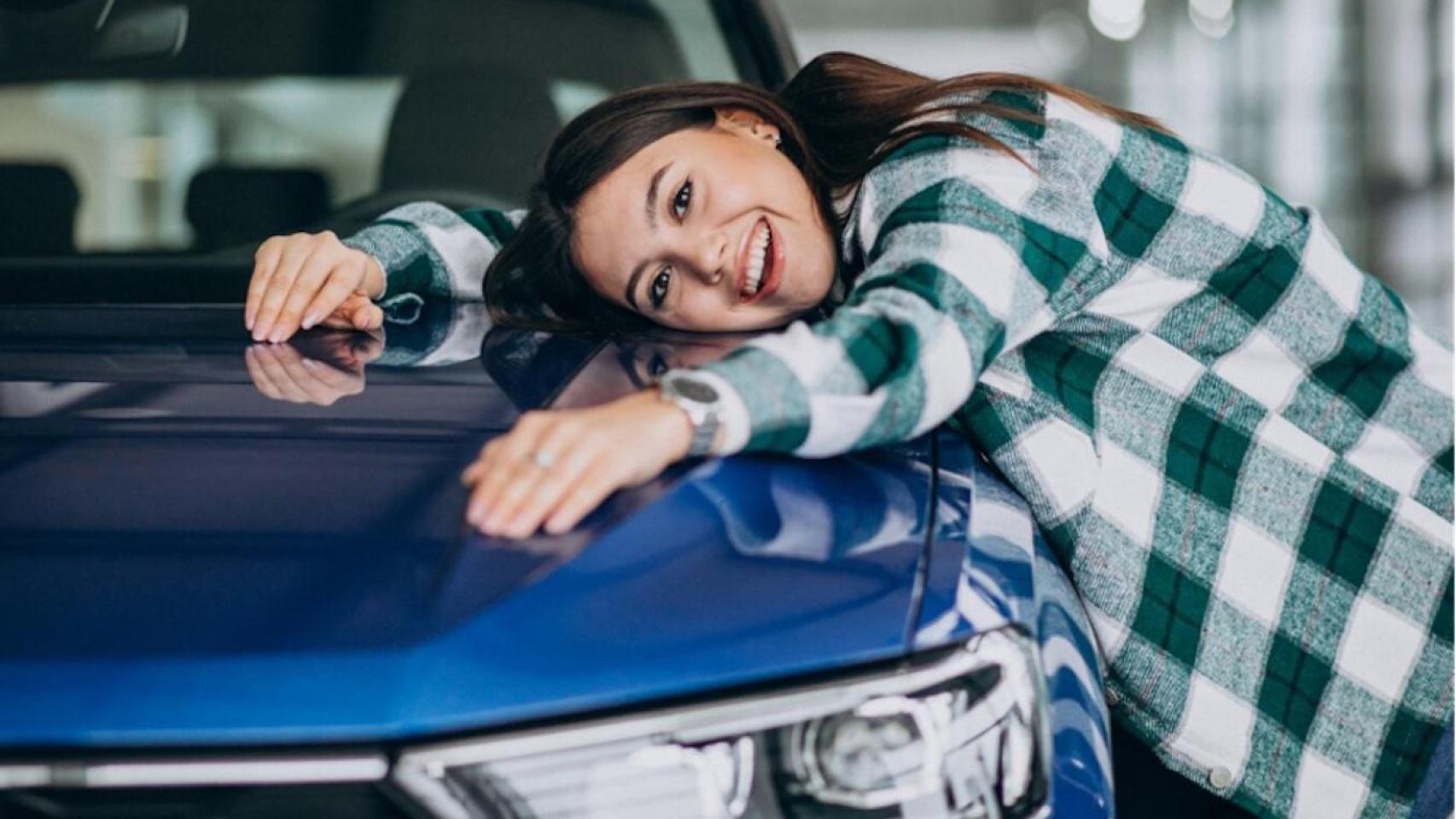 Mujer feliz con su coche nuevo
