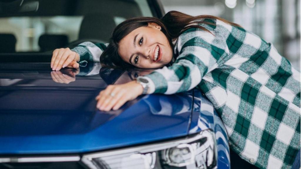 Mujer feliz con su coche nuevo