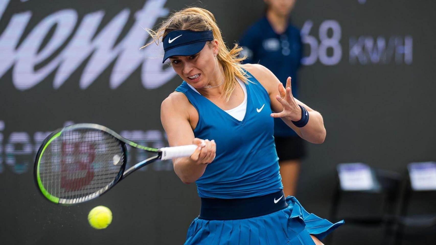 Paula Badosa se esfuerza para devolver una bola