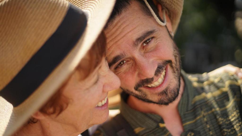 Una imagen de Adrián Palomino con su madre