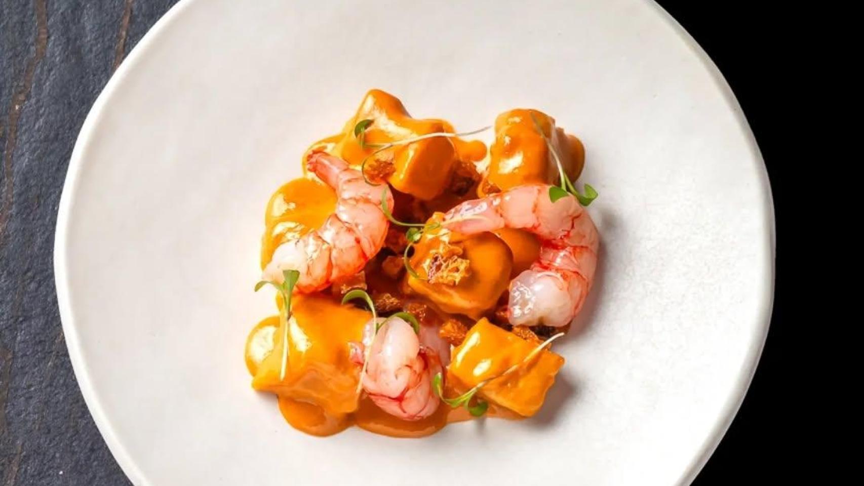 Gamba roja, gnocchi y piñones