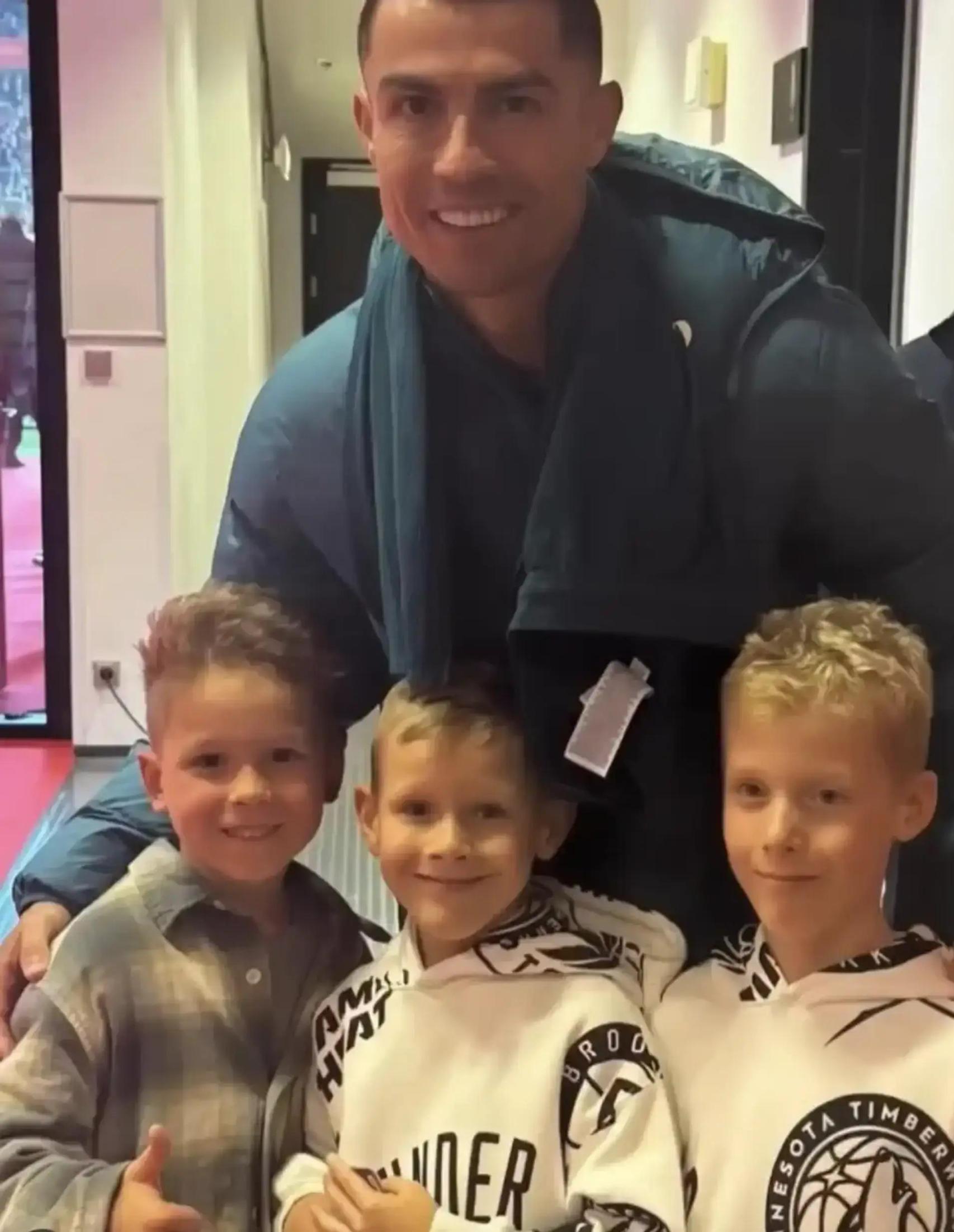 El hijo de Wojciech Szczesny, Kacper (izquierda), en una fotografía con Cristiano Ronaldo