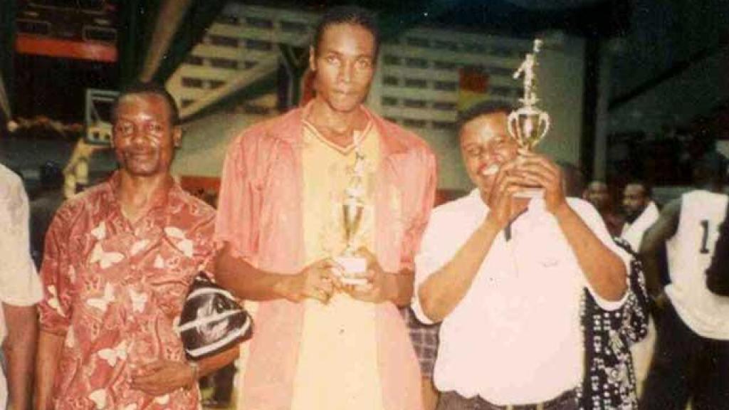 Serge Ibaka en un torneo de baloncesto en el Congo