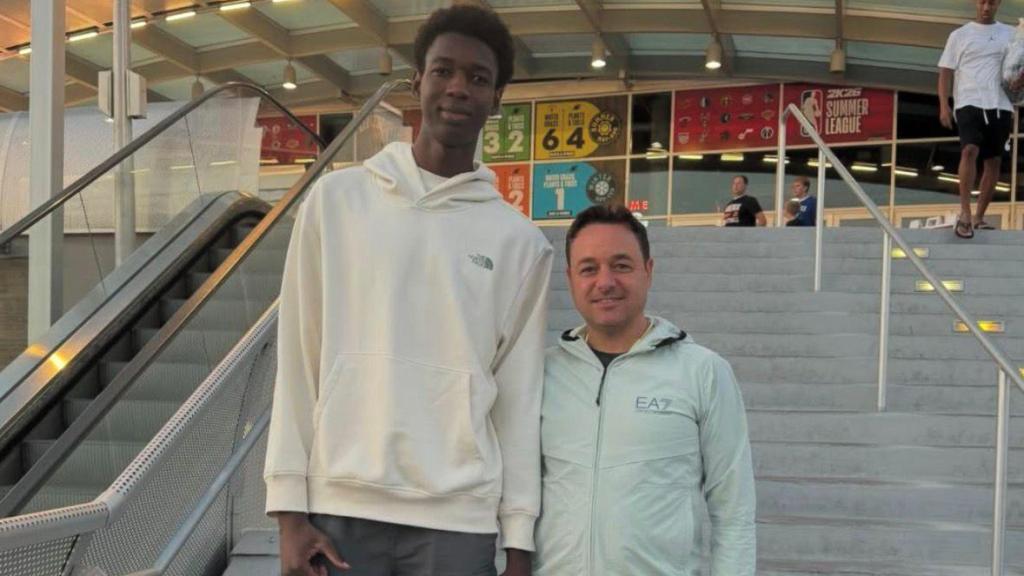 Pere Gallego con Sayon Keita, jugador del Barça de basket