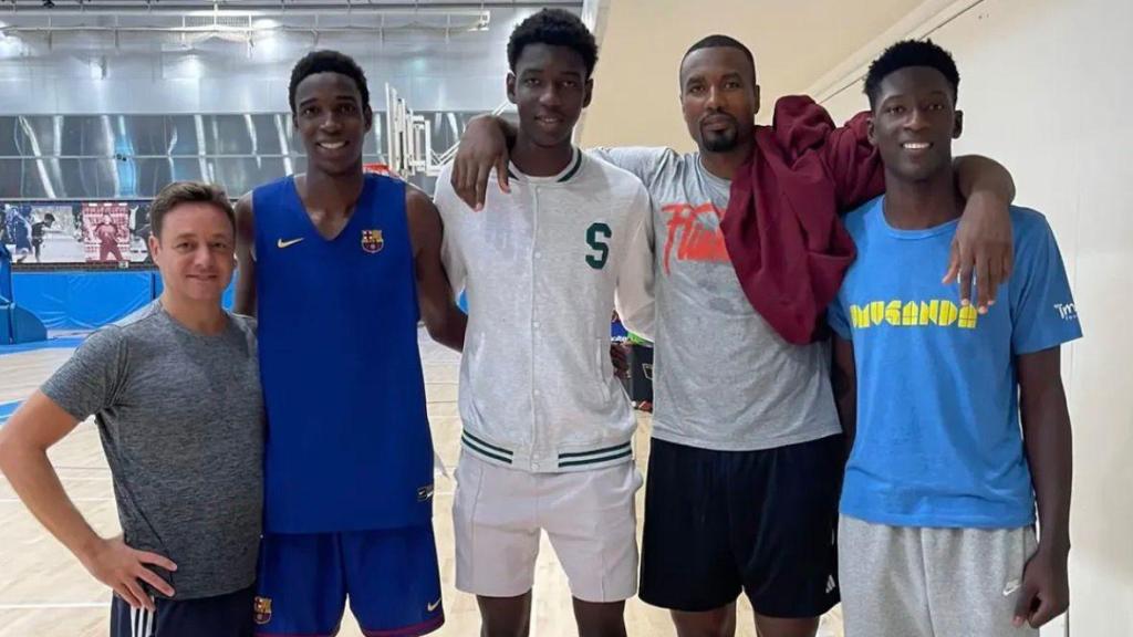 Pere Gallego amb Serge Ibaka i Sayon Keita, entre d'altres