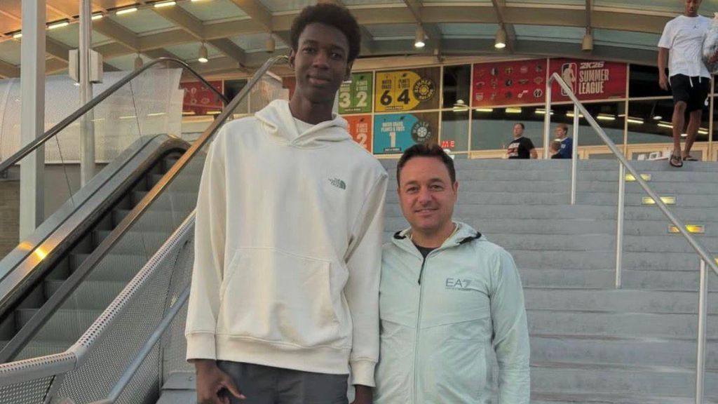Pere Gallego amb Sayon Keita, jugador del Barça de bàsquet