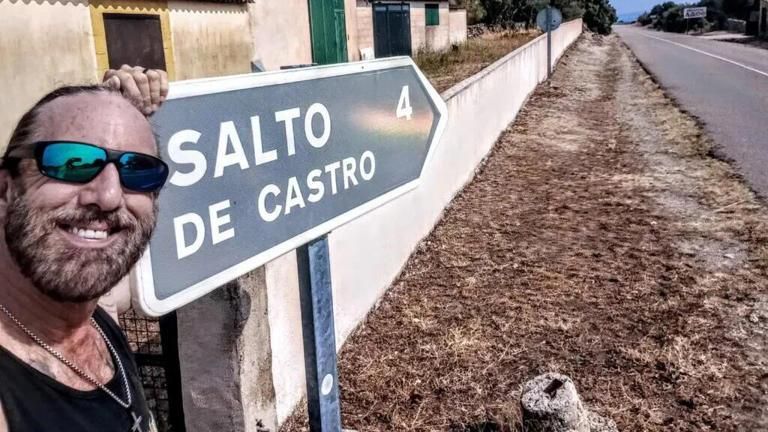 Jason Lee Beckwith, empresario estadounidense, con el cartel de Salto de Castro
