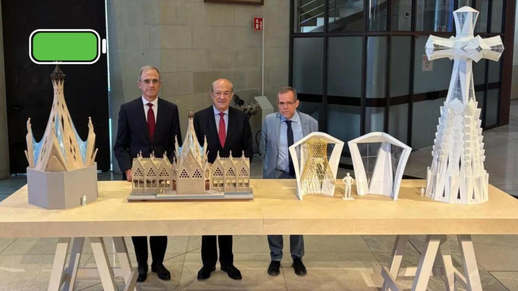 Xavier Martínez, Esteve Camps y Josep Faulí (a la derecha), posando ante maquetas de la Sagrada Família