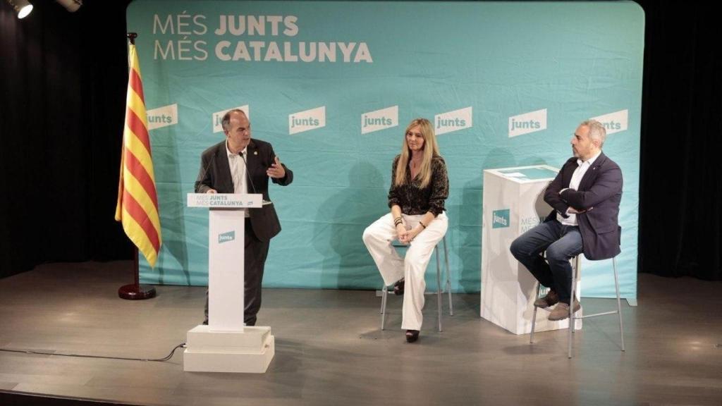El secretari general de Junts, Jordi Turull, el portaveu de Junts a Manresa, Ramon Bacardit i la presidenta comarcal, Eulàlia Sardà