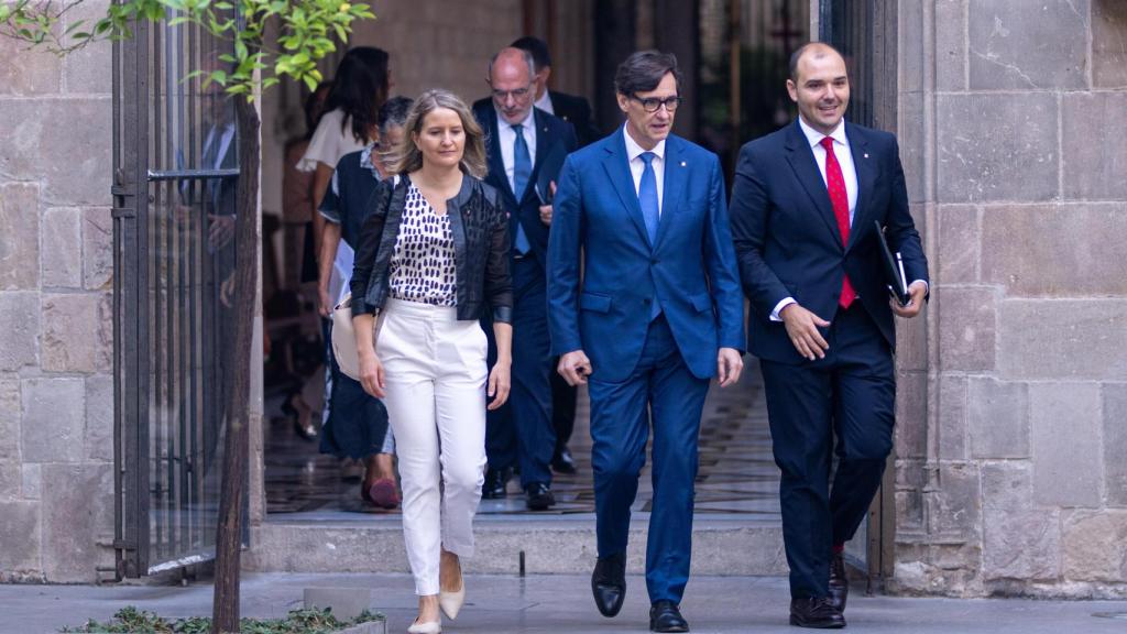La consellera de Drets Socials i Inclusió, Mònica Martínez Bravo; el president de la Generalitat, Salvador Illa, i el conseller de Presidència, Albert Dalmau