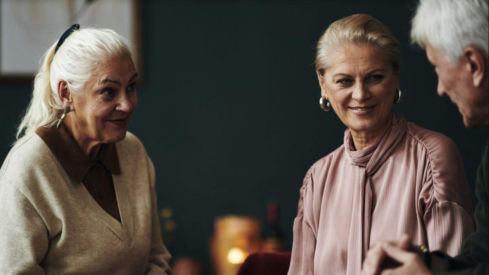 Personas mayores conversando