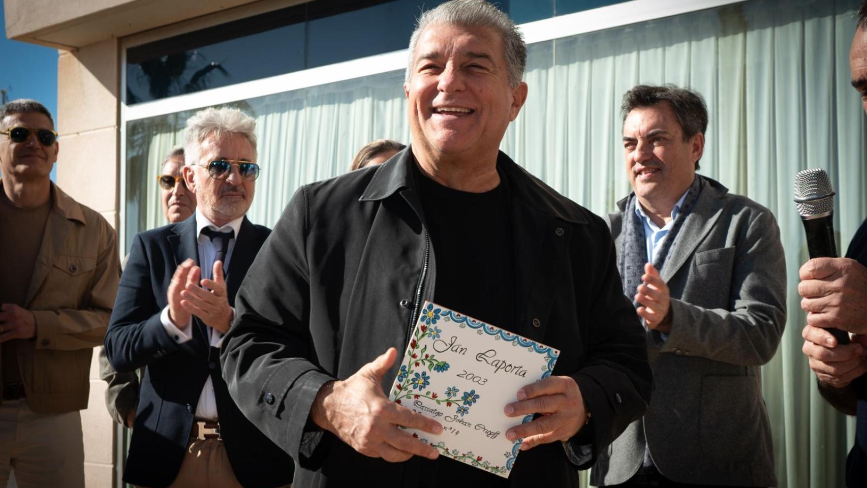 Joan Laporta recibe una placa del Pasaje Johan Cruyff durante un acto de precampaña electoral en Sitges