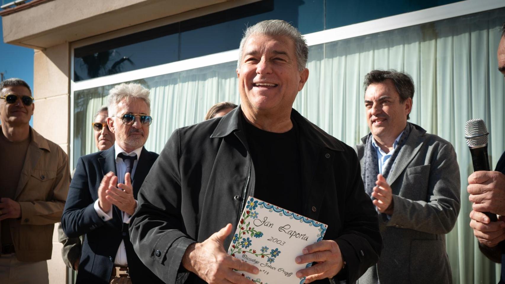 Joan Laporta recibe una placa del Pasaje Johan Cruyff durante un acto de precampaña electoral en Sitges