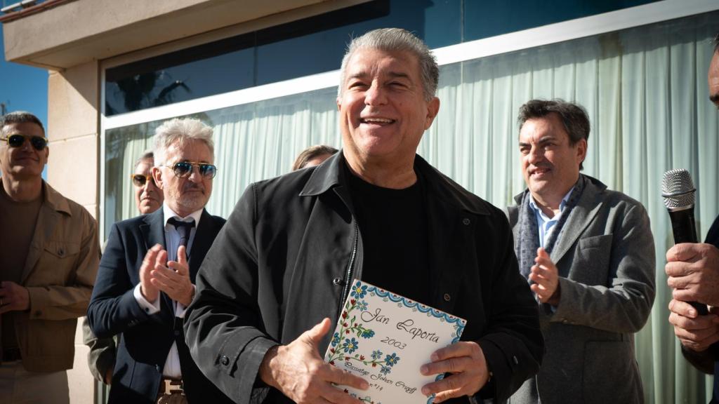 Joan Laporta recibe una placa del Pasaje Johan Cruyff durante un acto de precampaña electoral en Sitges