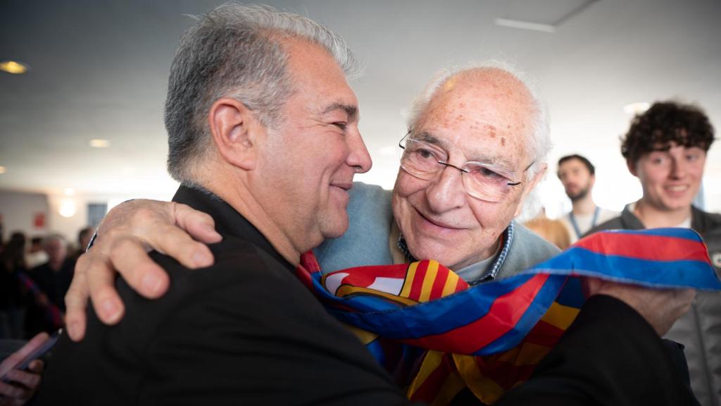 Joan Laporta abraça a un soci del Barça durant un acte de precampanya electoral a Sitges