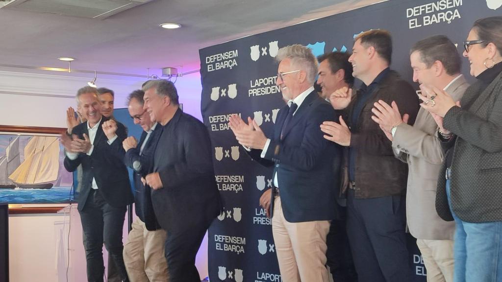 Joan Laporta, Xavier Puig, Elena Fort, Miquel Camps, Joan Soler i altres exdirectius del Barça ballen al ritme de l'himne 'Defensem el Barça'