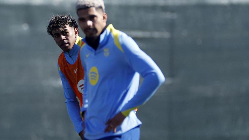 Lamine Yamal, detrás de Ronald Araujo en un entrenamiento
