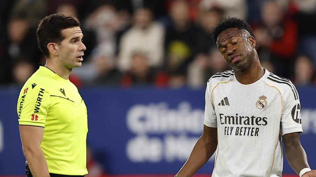 Vinicius Jr se queja al Qiuntero González en el Osasuna-Real Madrid