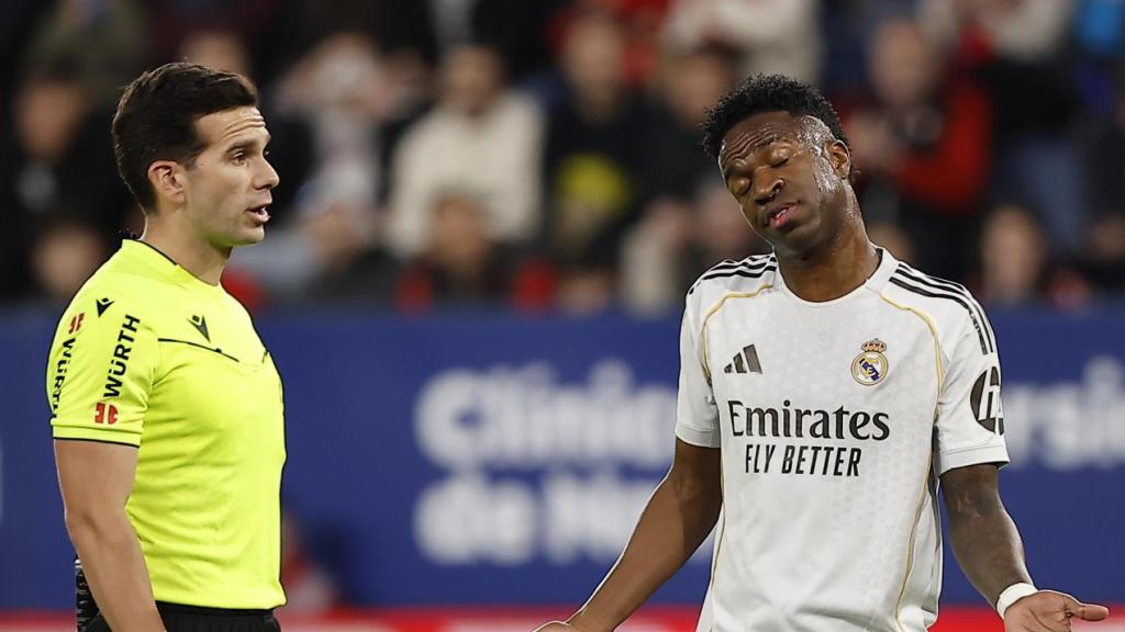 Vinicius Jr se queja al Qiuntero González en el Osasuna-Real Madrid
