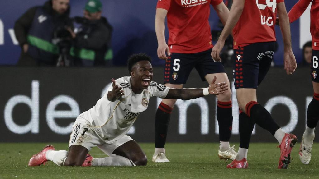 Vinicius Jr se queja al árbitro en el Osasuna-Real Madrid de la Liga