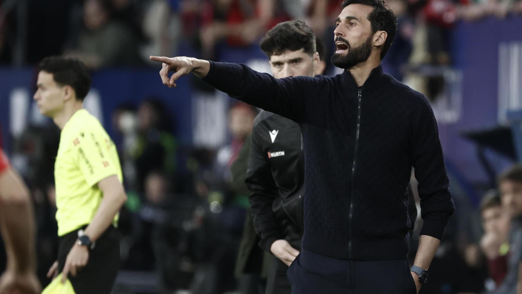 Álvaro Arbeloa da indicaciones en el Osasuna-Real Madrid de la Liga