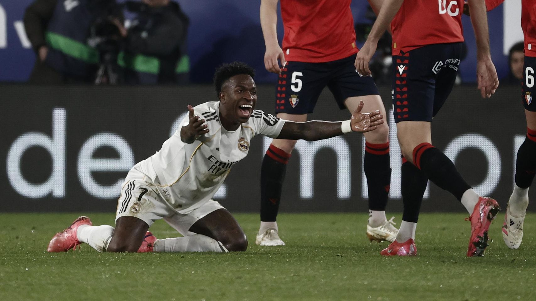 Vinicius Jr se queja al árbitro en el Osasuna-Real Madrid de la Liga