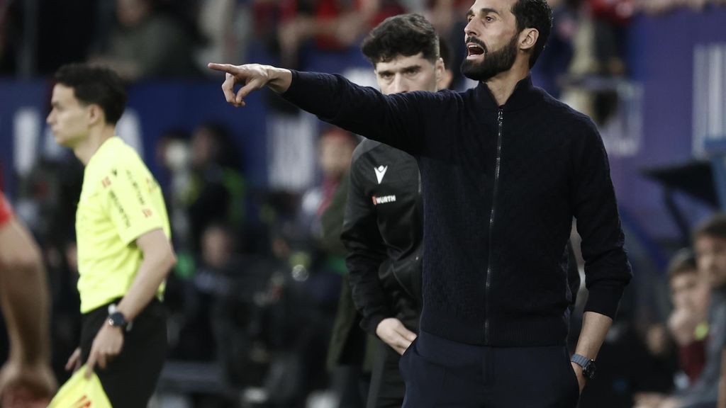 Álvaro Arbeloa dona indicacions a l'Osasuna-Reial Madrid de la Lliga