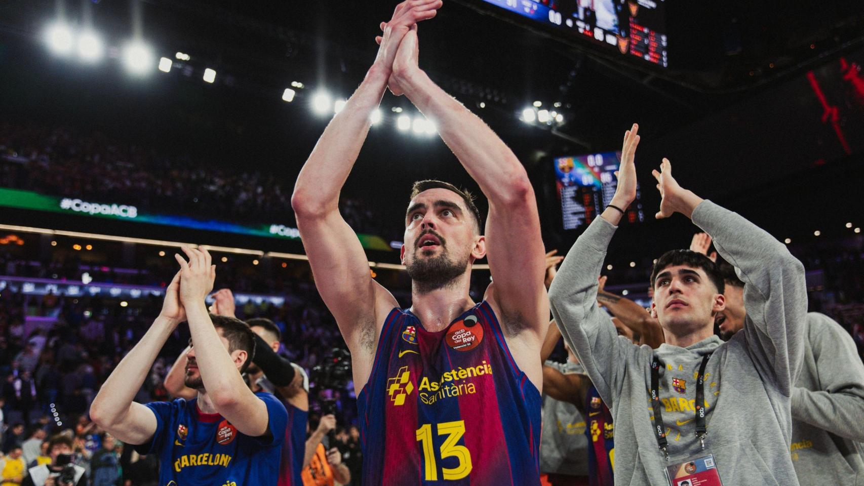 Los jugadores del Barça de basket agradecen el apoyo a la afición, tras vencer al UCAM Murcia en los cuartos de final de la Copa del Rey