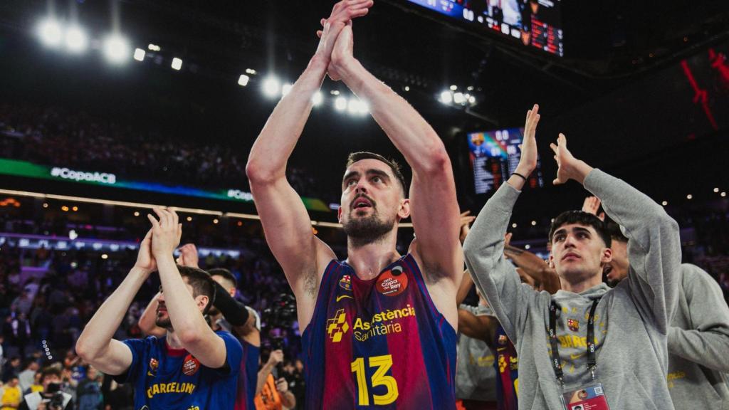 Los jugadores del Barça de basket agradecen el apoyo a la afición, tras vencer al UCAM Murcia en los cuartos de final de la Copa del Rey