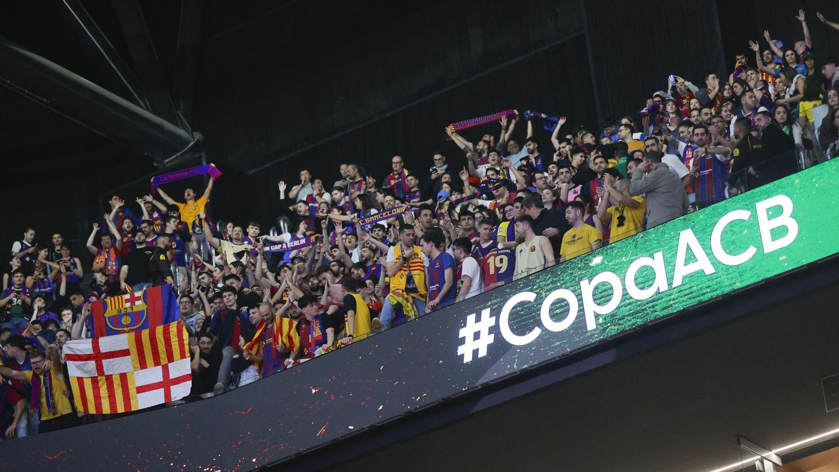 Cánticos de independencia en la Copa del Rey en Valencia: la afición del Barça de basket saca las esteladas