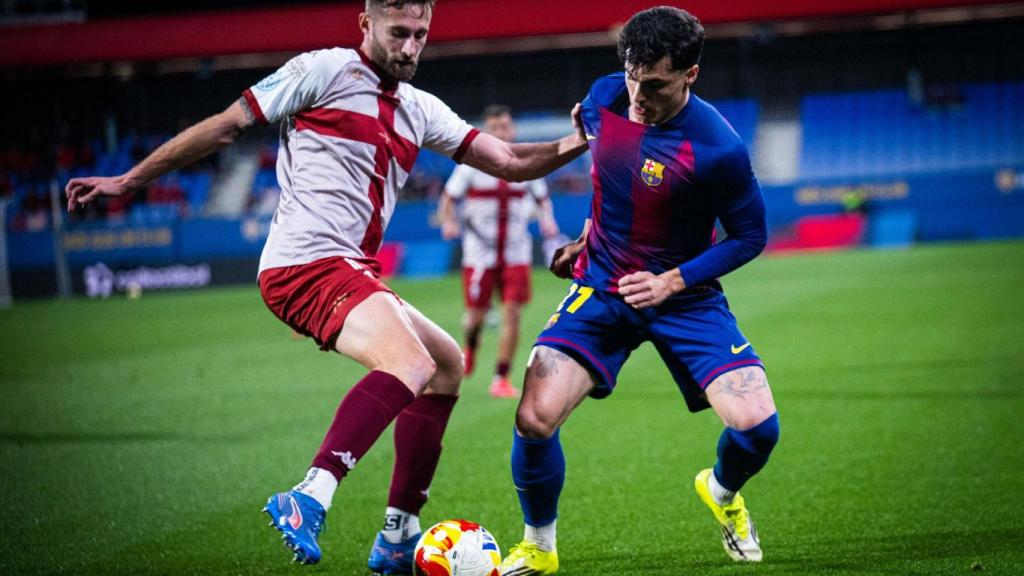 Joaquín Delgado lucha por el balón en el Barça B-Alcoyano de Segunda Federación