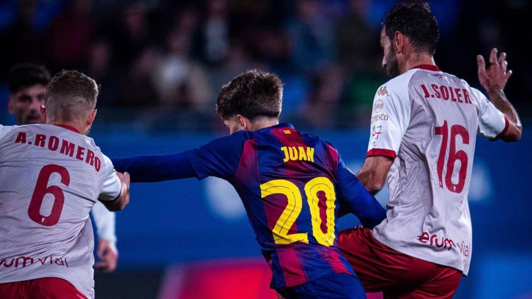 Juan Hernández es presionado en el Barça B-Alcoyano de Segunda Federación