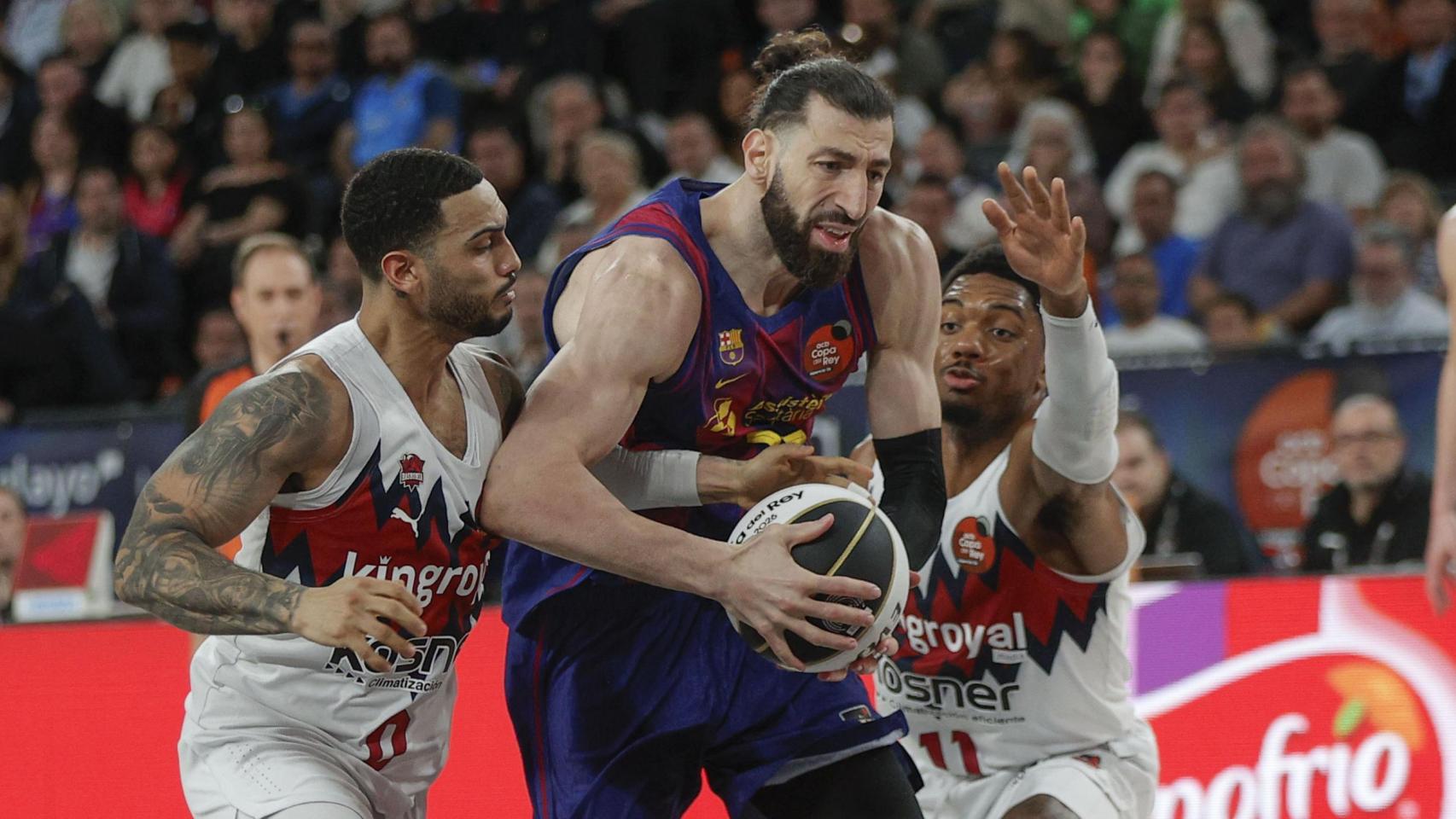 Tornike Shengelia se zafa de su defensor en el Barça de basket-Baskonia de la Copa del Rey