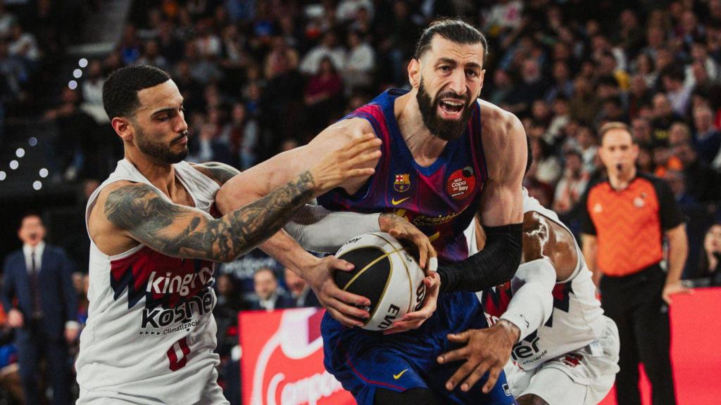 Tornike Shengelia lucha por el balón en el Barça de basket-Baskonia de la Copa del Rey